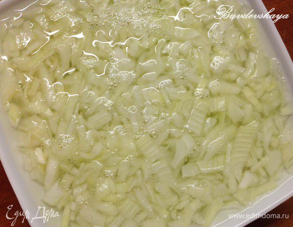 Лук вымыть, очистить и очень мелко порезать. Положить нарезанный лук в мисочку и залить кипятком минут на 5, чтобы ушла горечь. Слить воду и остудить лук. Выложить слой лука на рыбу. Немного смазать майонезом.