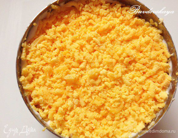 Желток натереть на мелкой терке и распределить по всей поверхности Мимозы. Украсить по желанию: веточками зелени, слабосоленой семгой, красной икрой и т.д. Сразу подавать на стол или приготовить на кануне и хранить в холодильнике (на следующий день он становится только вкуснее) !  ENJOY !
