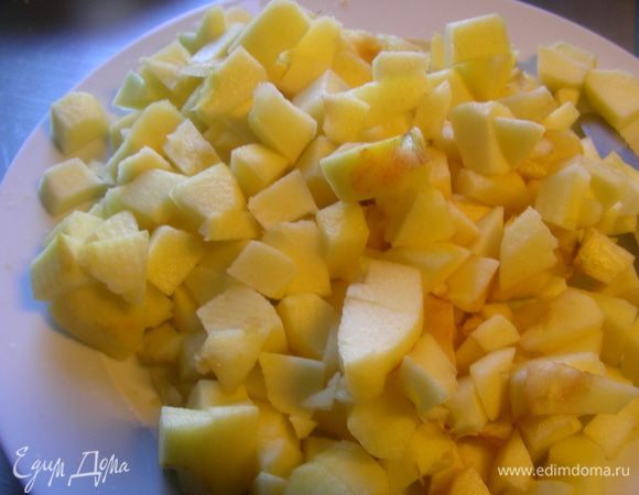 Яблоки чистим, вырезаем сердцевину и режем кубиками.
