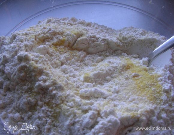 Смешиваем сухие ингредиенты. Муку необходимо просеять.

