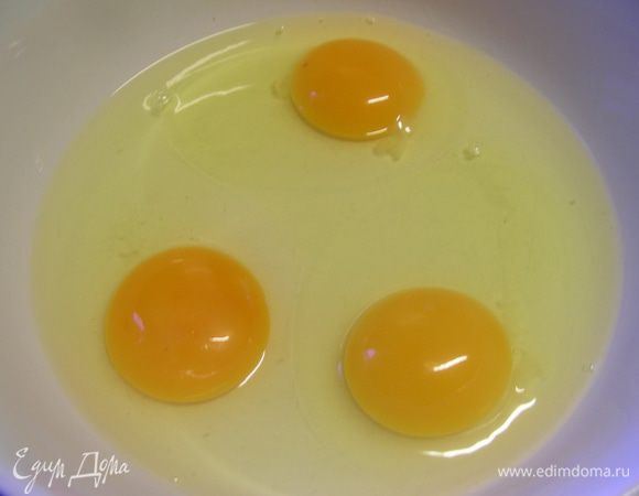 Яйца взбиваем.
