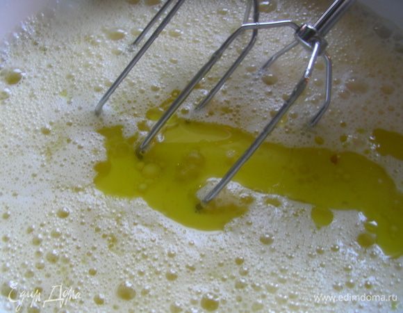 Добавляем молоко, мед и оливковое масло.
