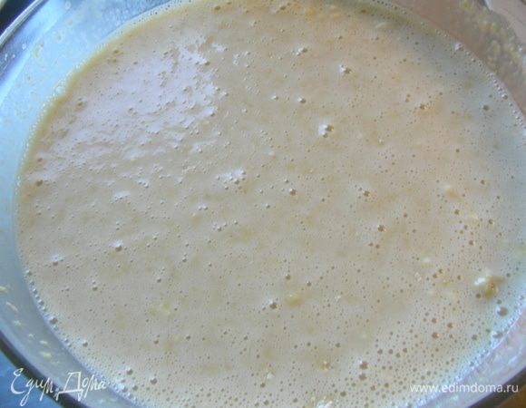 К сухой смеси добавляем жидкую. Все хорошо перемешиваем, чтобы не было комочков (я это делала миксером). 
