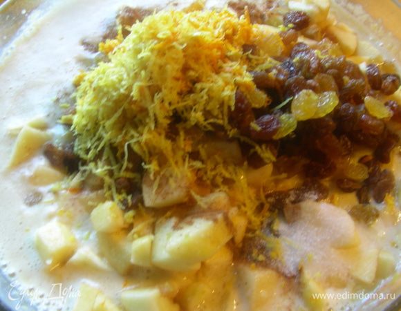 Добавляем яблоки, сухофрукты, цедру, корицу и соль. Еще раз перемешиваем.

