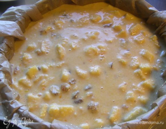 Выкладываем пирог в смазанную форму диаметром 28 см (у меня 26, я использовала бумагу для выпечки). Выпекаем при 180 гр минут 50 (у меня 60, так как форма меньшего размера). Если пирог начнет сильно подрумяниваться, то надо его накрыть фольгой. 
