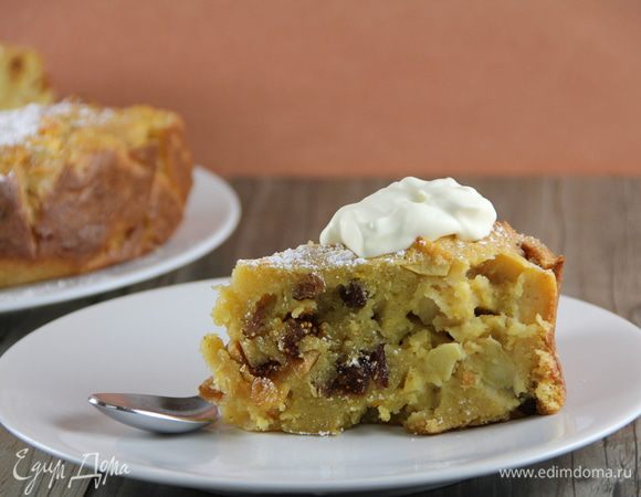 Джейми советует подавать этот замечательный пирог теплым с щедрой ложкой крем-фреша и десертным красным вином. В холодном виде он тоже очень хорош. Приятного аппетита))
