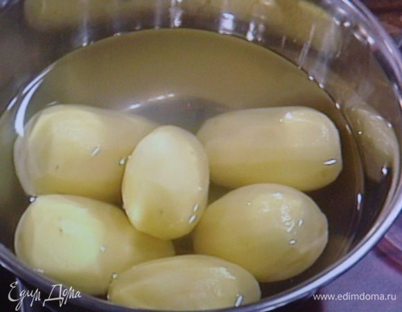 Картошку очистить и нарезать тонкими полосочками. У кого есть устройство для нарезки морковки для "корейской" используйте его, это идеальный вариант. Полосочки должны быть очень тоненькими, кто не желает заморачиваться с нарезкой, натрите картошку на тёрке. 