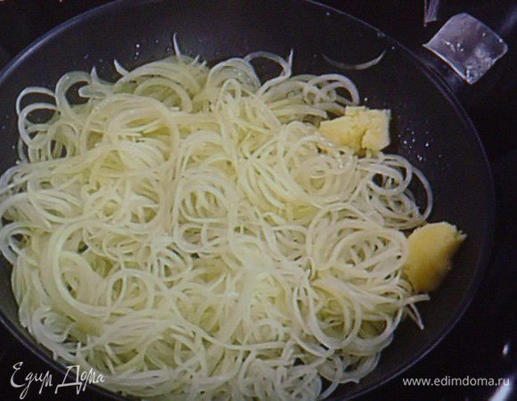 Жарим коржи: для этого разогрейте масло на сковороде и разделив мысленно картошку на 3 части, выложите 1 часть на сковородку, немного её придавив, чтобы образовался корж. 