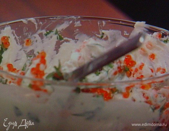 Для крема смешайте сметану (можно заменить на крем-фреш) с  оливковым маслом,соком лайма, водкой, солью, перцем и мелко нарезанной петрушкой. В конце аккуратно введите икру.