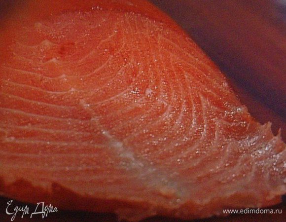 Займёмся лососем. Можно взять упаковку в которой рыбка уже порезана. У меня  филе целиком, 