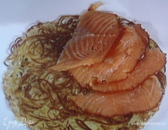 Собираем торт: на картофельный корж выкладываем лосось, смазываем половиной крема, 