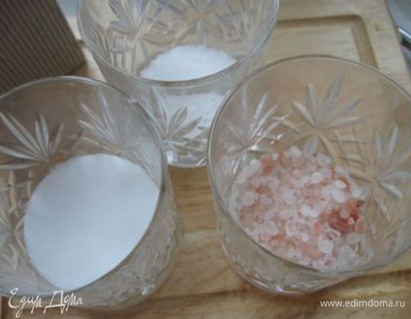 Из 3-х вариантов: соль мелкая поваренная, морская  среднего размера  и гималайская розовая – выбираю морскую.
Сделать смесь: 3 ст.л. морской соли  и 2 ст.л. сахара. Присыпать ею  все 4 куска филе пропорционально, кусочки слегка натереть со всех сторон. Допустимо взять чуть меньше смеси для засолки.