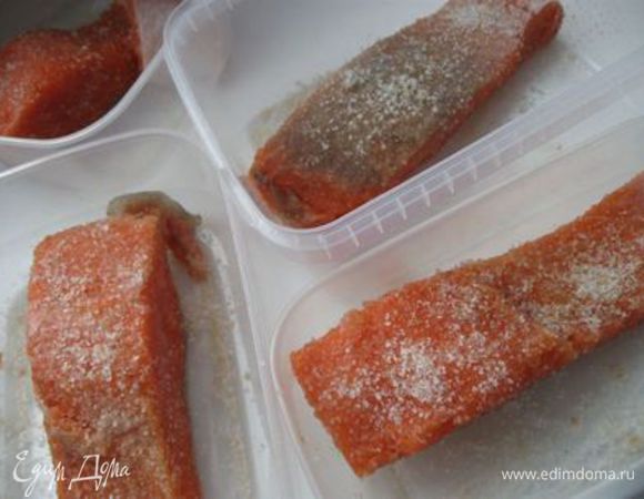 1 метод (базовый): смесь сахара и соли уже добавлена. Надо переворачивать иногда филе для равномерного засаливания. Прикрыть пергаментом или неплотно крышкой. Оставить при комнатной температуре на 4 часа. Затем убирать в холодильник минимум на 6 часов (крышку посуды плотно не закрывать).

