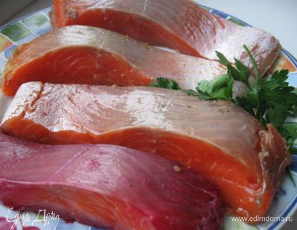 По истечении времени убрать частички свеклы, имбиря, цедры, слить образовавшуюся жидкость и поместить снова в холодильник. Филе форели готово. Чтобы рыбу было легче резать, можно поместить ее на некоторое время в морозилку.