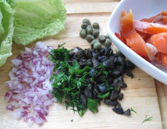 Теперь очередь тартара. Приготовить все необходимое. Лук порезать очень мелко. Должно получиться  2 ч.л. лука.
Измельчить укроп и петрушку, порезать (мелко) оливки.
