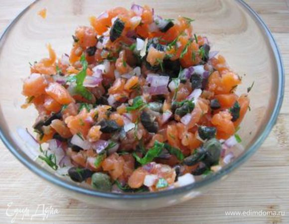 Форель (90 г) порезать на кусочки, затем вдоль на полоски, потом на мелкие кубики.
Перемешать.

