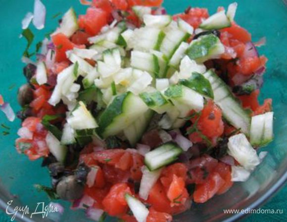 Добавить измельченный огурец. Перемешать. 