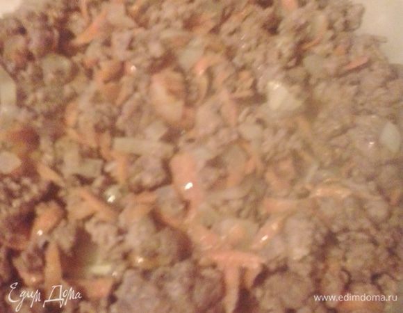 Поверх картофеля выкладываем обжаренный фарш.