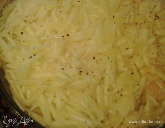 Тыкву натираем на крупной терке и выкладываем на фарш. Слегка присаливаем и перчим. Судя по моему фото, могут возникнуть сомнения, что это тыква. Но поверьте, это она. Просто то ли сорт такой бледный, то ли она слегка не дозрела (очень уж хотелось ее съесть!!!).