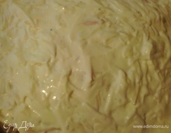 Тыкву смазываем майонезом и отправляем форму с запеканкой в духовку на 30-40 минут.