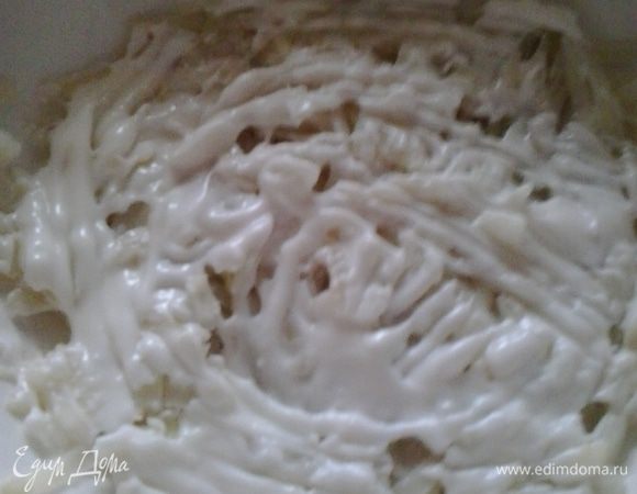 Картофель отварить в "мундире", остудить, почистить и натереть на крупной терке. Выкладываем его на дно салатника и смазываем майонезом.