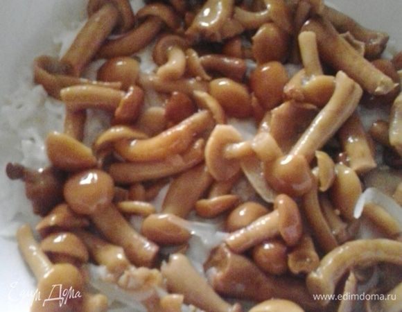 На картофель выкладываем маринованные опята (обязательно рыжие). Майонезом не смазываем.