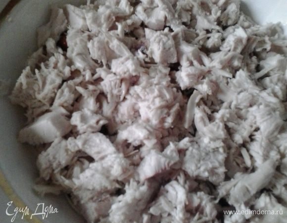 Куриную грудку отварить, остудить и разобрать на волокна (можно порезать). Выкладываем поверх грибов, смазываем майонезом.