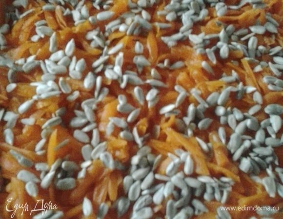 На куриное филе выкладываем натертую на крупной терке вареную морковь. Посыпаем семечками и смазываем майонезом. Можно подавать на стол, хотя лучше дать салату немного пропитаться.