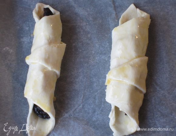 Скатать в рогалик (от широкой части к узкой) и выложить на противень с пергаментом.