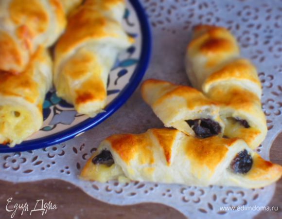 Смазать поверхность взбитым яйцом и выпекать в разогретой до 200 °С духовке 8-10 минут. Приятного аппетита:)