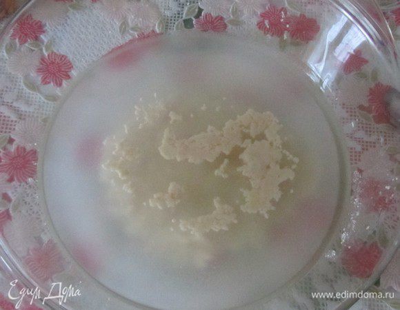 В миску налить 350 мл теплой воды, добавить дрожжи - по серединке, соль и сахар - по краям (чтобы они не соединялись друг с другом). Оставить на несколько минут, чтобы поднялись дрожжи.