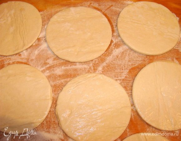 Если вы готовите из домашнего теста, раскатайте его до 0.5 см толщиной. Если тесто покупное, его просто надо разморозить. Вырезать круги формой 1 диаметром 10 см.