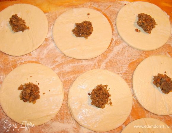 Начинку можно положить по вашему вкусу. Единственно, если пирожки жарить во фритюре, она должна быть твердой. В оригинале предлагалось положить чернослив, но я положила кусочки домашней халвы.