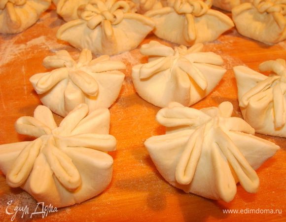 Далее, ножницами срезаем с каждого лучика тоненький слой теста, но не до самого конца, чтобы он повис, держась за сердцевинку. Когда все звездочки будут обработаны, смазать их сверху яйцом. Я заменила яйцо на яичный ликер.