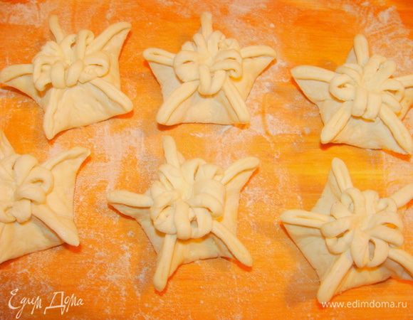 Теперь каждый повисший "лепесточек" приподнимаем к верху и закрепляем в самой сердцевине за самый кончик.  Получаются симпатичные цветочки. Дать им постоять минут 15 и запечь или пожарить во фритюре. Жарить нужно буквально пару минут, запекать при 220* 10 минут.