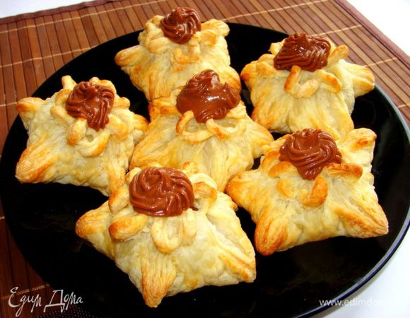 Остывшие пирожки украсить сверху. Я использовала шоколадно-сметанный крем.  Такие пирожочки можно сделать и несладкие. Из пачки готового теста у меня получилось 12 штук.