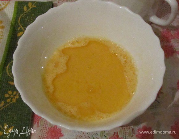 Яйца разболтать, добавить растительное масло и полстакана горячего молока или сливок, добавить к тесту и все перемешать. Консистенция должна быть немного гуще, чем на обычные блины.