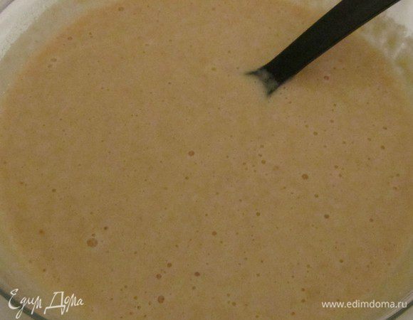 Подождать, пока немного поднимется (10-15 минут), и выпекать на хорошо прогретой сковороде. Делать их не очень большими (примерно 15 см.), чтобы легче было их переворачивать. Подавать с медом. 
ПРИЯТНОГО ВАМ АППЕТИТА!