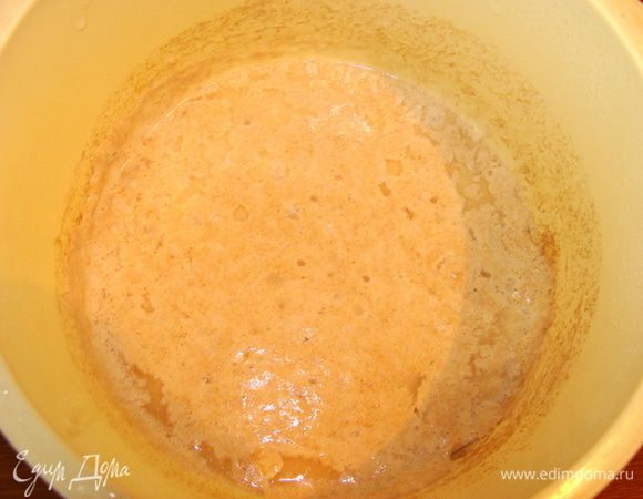 Смешать 75 г ржаной муки с 75 мл воды и 1 ст. л. йогурта. Закрыть пленкой и поставить в теплое место на 24 часа. Перемешать, оставить еще на 24 часа. Добавить еще 75 г ржаной муки и 75 мл воды, перемешать, оставить на 24 часа. Смешать закваску со 100 мл воды и 2 ст. л. пшеничной муки, оставить на ночь в теплом месте.