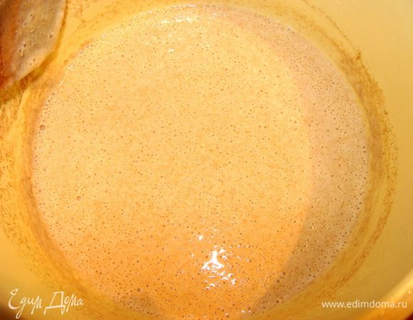 Утром перемешать. Так будет выглядеть закваска. Добавить оставшуюся просеянную муку, соль, 125 г йогурта развести 50 мл теплой воды и вылить туда же. Замесить тесто, лучше миксером, оно будет очень нежное и не крутое. Оставить на 3 часа в тепле. Тесто поднимется в 3-3,5 раза. Руки смазать растительным маслом, обмять тесто и перевалить в форму. Форму можно не смазывать, т.к. тесто будет уже в масле от рук. 