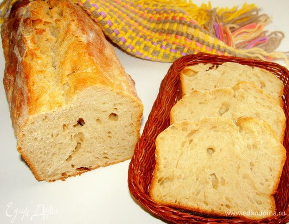 Духовку разогреть до 230°С, выпекать примерно 35 минут. Через 15 минут огонь убавить до 180°С. Вынуть, остудить 10 минут в форме, потом освободить от формы и накрыть полотенцем.