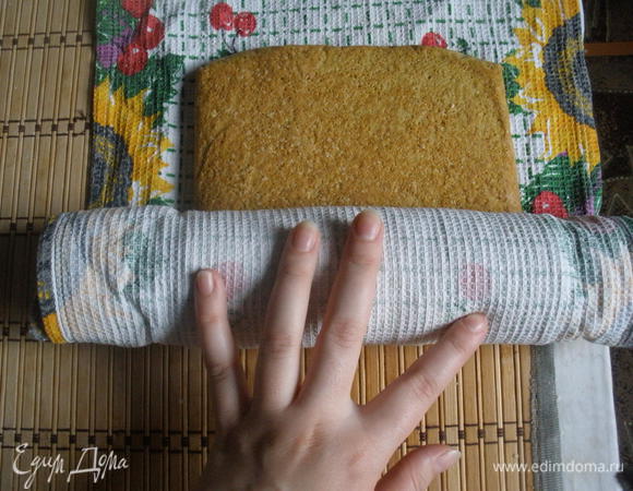 Готовый бисквит горячим опрокинуть на посыпанное сахаром полотенце и, удалив бумагу, свернуть в рулет. Дать полностью остыть.