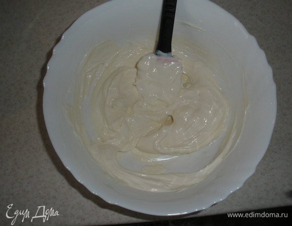 Для крема: творог, 3 ст.л. сахара, сметану, цедру и сок цитруса смешать в комбайне или в ручную.