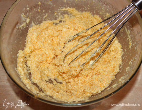 Яйца разделить на желтки и белки. Белки взбить в пышную пену, не переставая взбивать, постепенно добавить сахар. Желтки растереть с медом и размягченным сливочным маслом. 