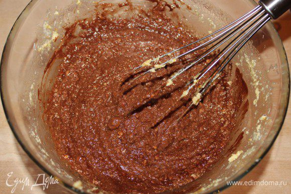 100 г шоколада растопить на водяной бане, охладить и добавить в масляную смесь, перемешать.