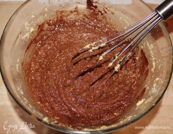 100 г шоколада растопить на водяной бане, охладить и добавить в масляную смесь, перемешать.