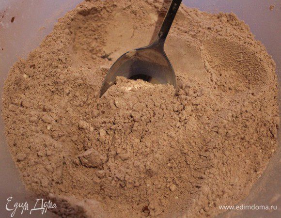 В другой чашке перемешать просеянную муку, разрыхлитель, какао-порошок, корицу и мускатный орех.