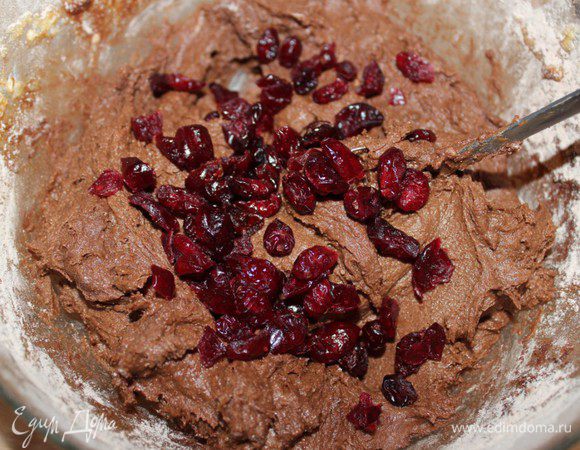Соединить сухую и масляную смеси и хорошо перемешать. Тесто получается достаточно тугое. Небольшими порциями аккуратно ввести белки, влить сливки и добавить клюкву. Выложить в форму для кекса и выпекать пи температуре 185 градусов 30-35 минут (у меня пирог выпекался 45 минут). Готовность проверять при помощи деревянной палочки.