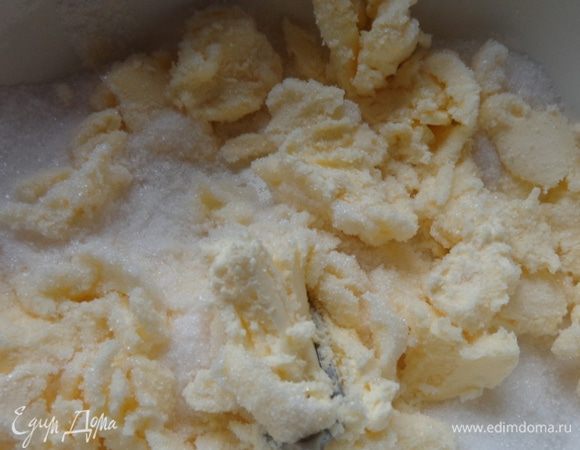 Для теста ничего нового я не открою: каждый может пользоваться тем рецептом песочного теста, которое ему нравится. Мне же нравится вот так:
растереть вручную размягченное масло с сахаром,
