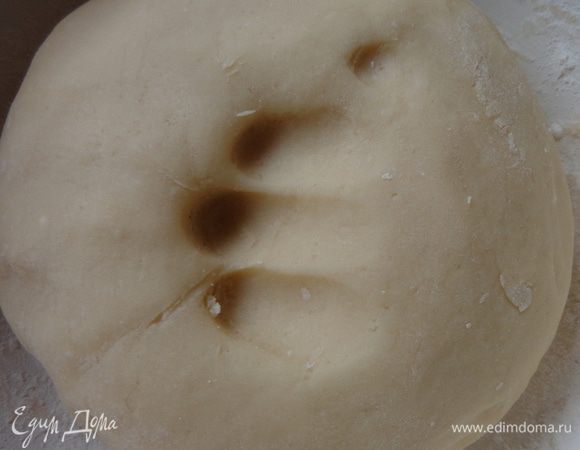 Соду погасить уксусом, постепенно добавлять муку и замесить некрутое тесто. На ощупь оно очень мягкое и воздушное, но форму держит хорошо.